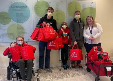 Kinder mit Care-Paketen im Kinderkrankenhaus