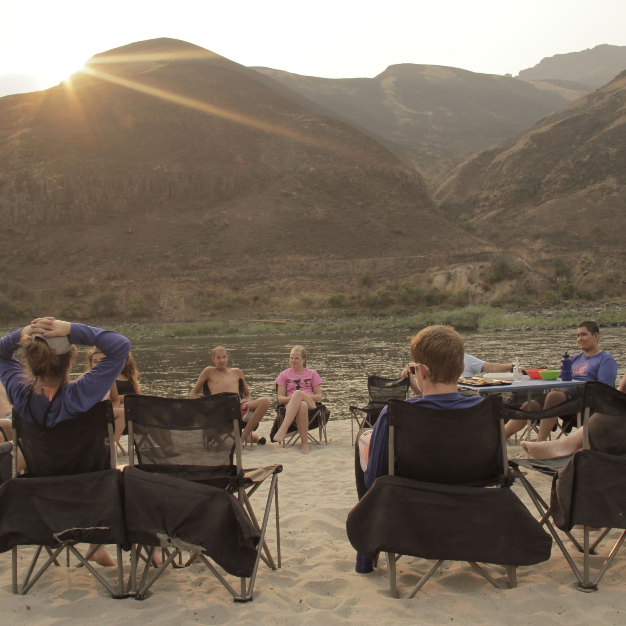 Teilnehmende des Teen Retreat am Strand