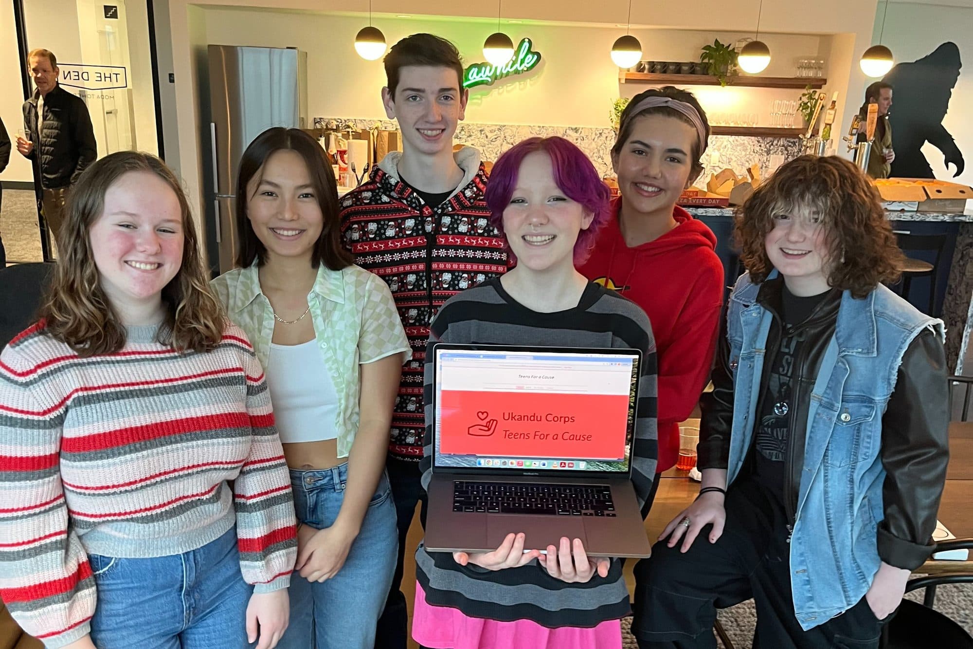 Jugendliche mit ihrer Teens-for-a-Cause-Website